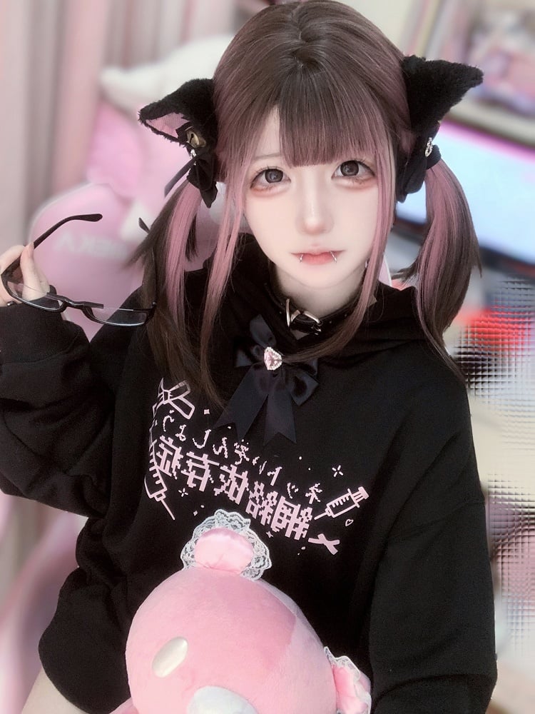 Hoodie with Print Bow Kawaii Yami Blue Syringe and White/Black Brooch Pink