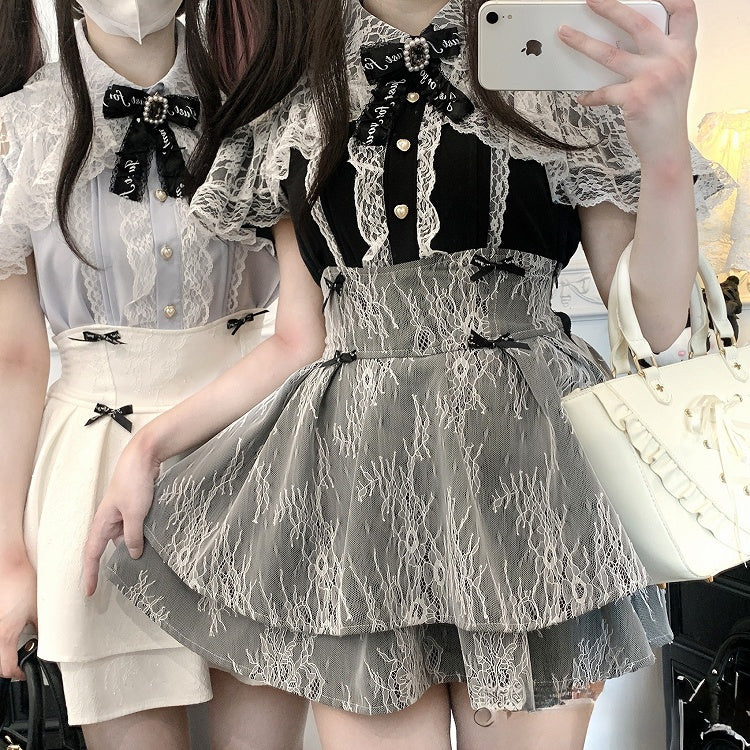 ジライケイ ブラック/ブルー/ホワイト カットアウトショルダーケープデザイン レースブラウス