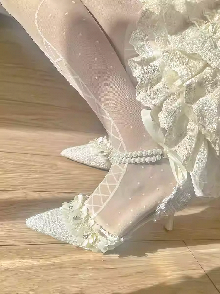 ベージュのポインテッドトゥ、花柄ハイヒール（ビーズチェーン付き）