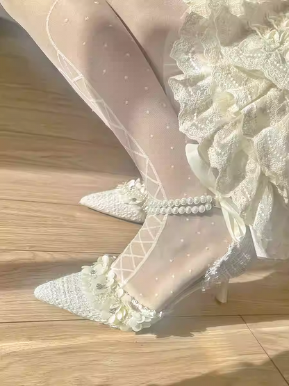 ベージュのポインテッドトゥ、花柄ハイヒール（ビーズチェーン付き）