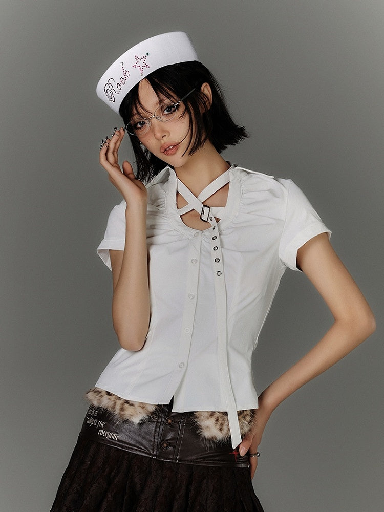 バックホワイトバックルY2Kストラップネックラインバタフライカットアウトディテールシャツ