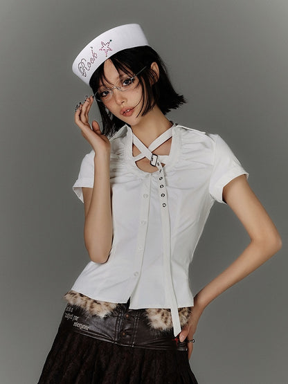 バックホワイトバックルY2Kストラップネックラインバタフライカットアウトディテールシャツ