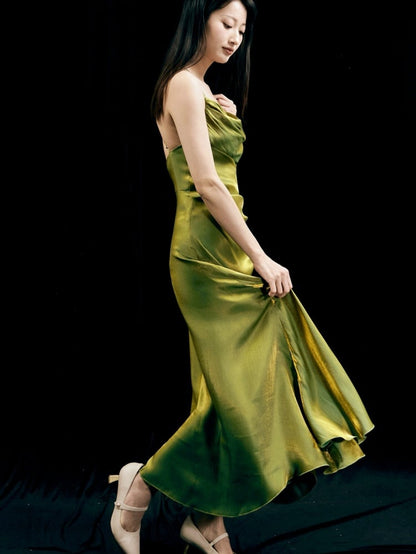 グリーンのアシンメトリーなフリル裾キャミワンピース