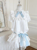 Kleid mit Puffärmeln, blauer Besatz und weißer Rüschenspitze am Ausschnitt