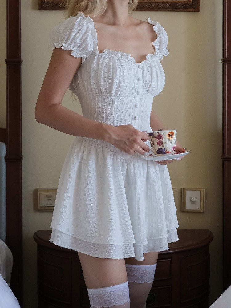 Weißes Vintage-Minikleid mit Rüschenausschnitt und kurzen Puffärmeln