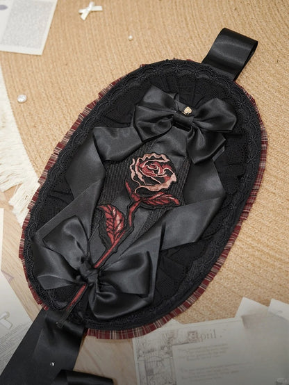Akzente mit Lolita-Schleife, grün/rot bestickte Motorhaube, schwarze Rose