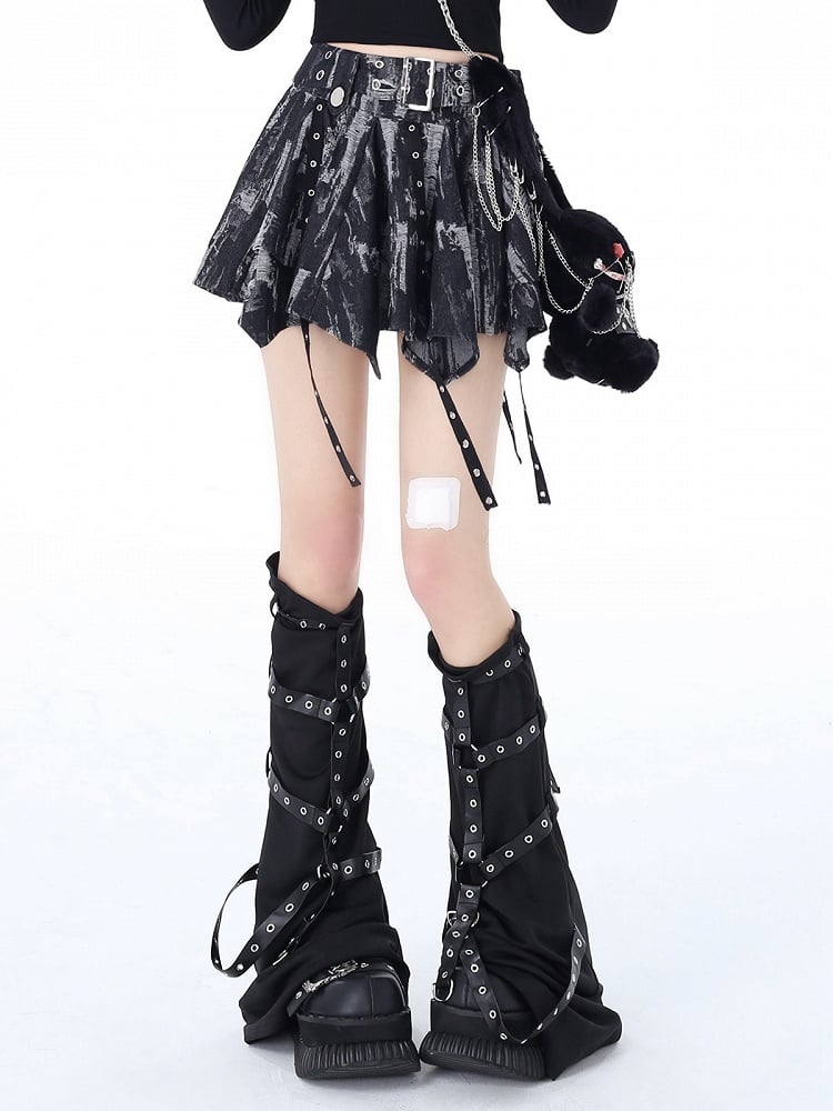 スカートと黒のネクタイ裾染めハンカチグレー