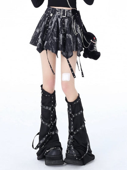 スカートと黒のネクタイ裾染めハンカチグレー