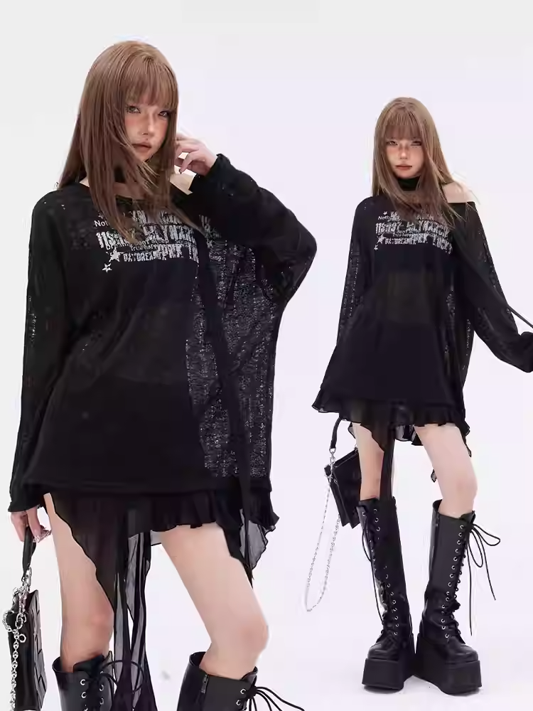 Schalfreies bedrucktes Strickoberteil mit schwarzem asymmetrischem Saum und Aussparungen