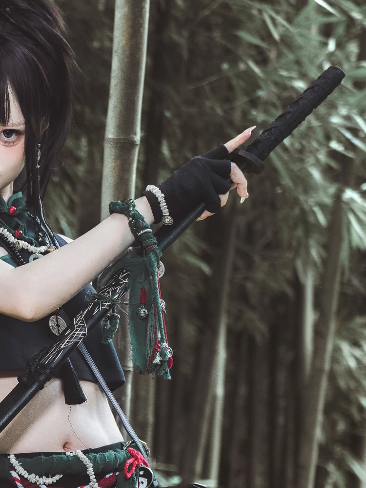 Grünes Armband / Schwarzer Handschuh