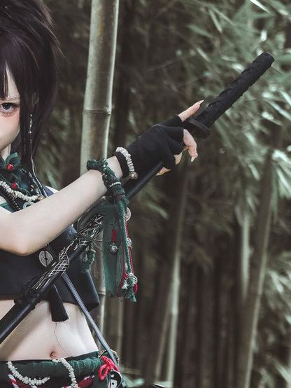 Grünes Armband / Schwarzer Handschuh