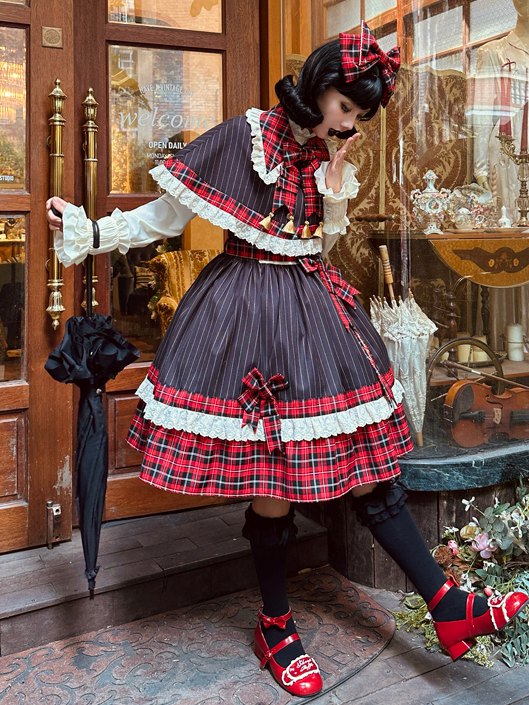 黒のストライプと赤のチェック柄ケープ