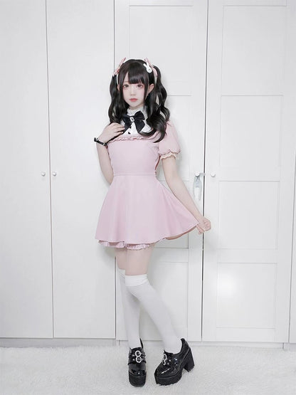 Rosa Kleid mit Rüschenausschnitt, Spitzenmanschetten und Shorts mit Rüschenbesatz