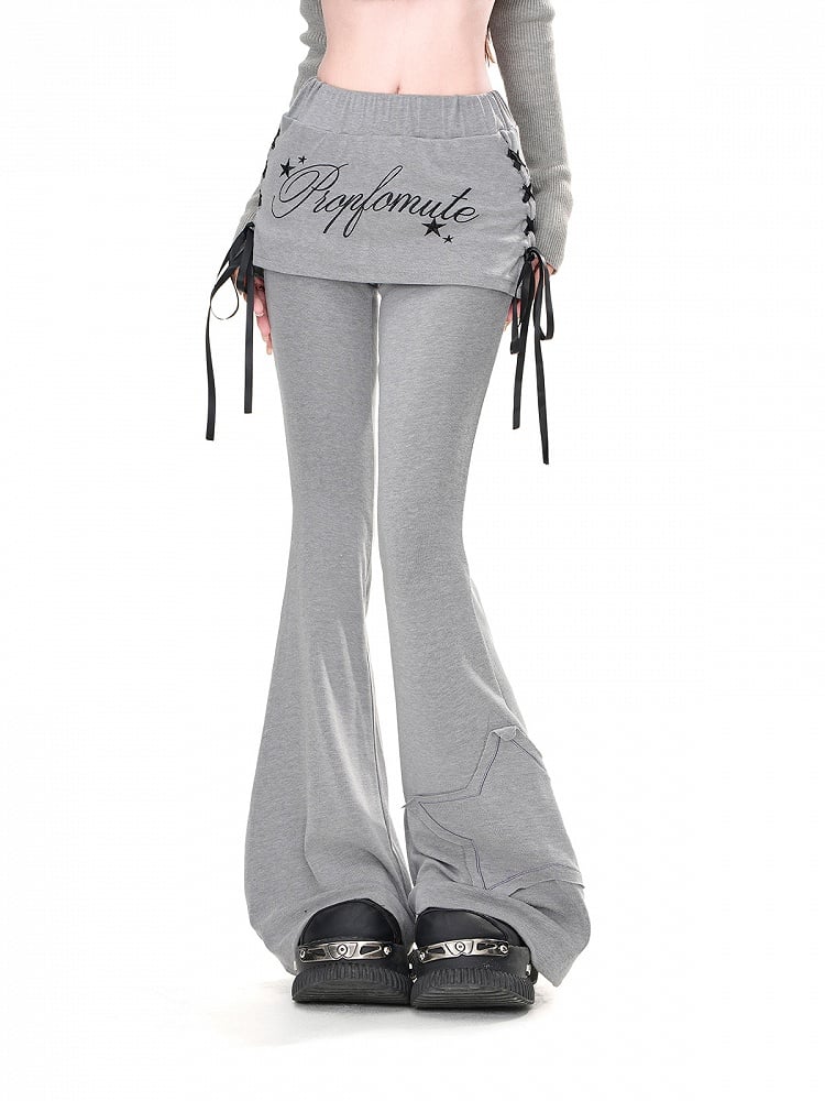 サイドにレースアップディテールが施された、グレーのスターアップリケが華やかなフレアパンツ