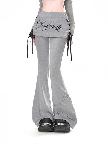 サイドにレースアップディテールが施された、グレーのスターアップリケが華やかなフレアパンツ