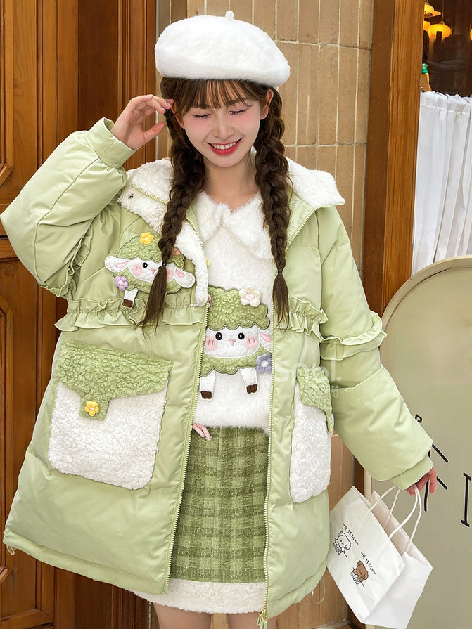 Grüner süßer Daunenmantel mit Kapuze und Rüschenbesatz