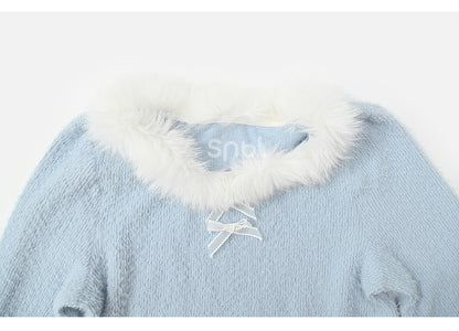 Blaues, langärmliges Oberteil mit Plüschbesatz am Ausschnitt und Schleifendetails