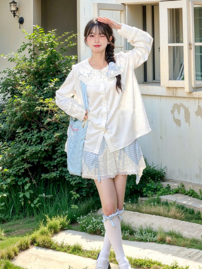 ホワイトレーストリム、ピーターパンカラー、蝶結びディテールのブラウス