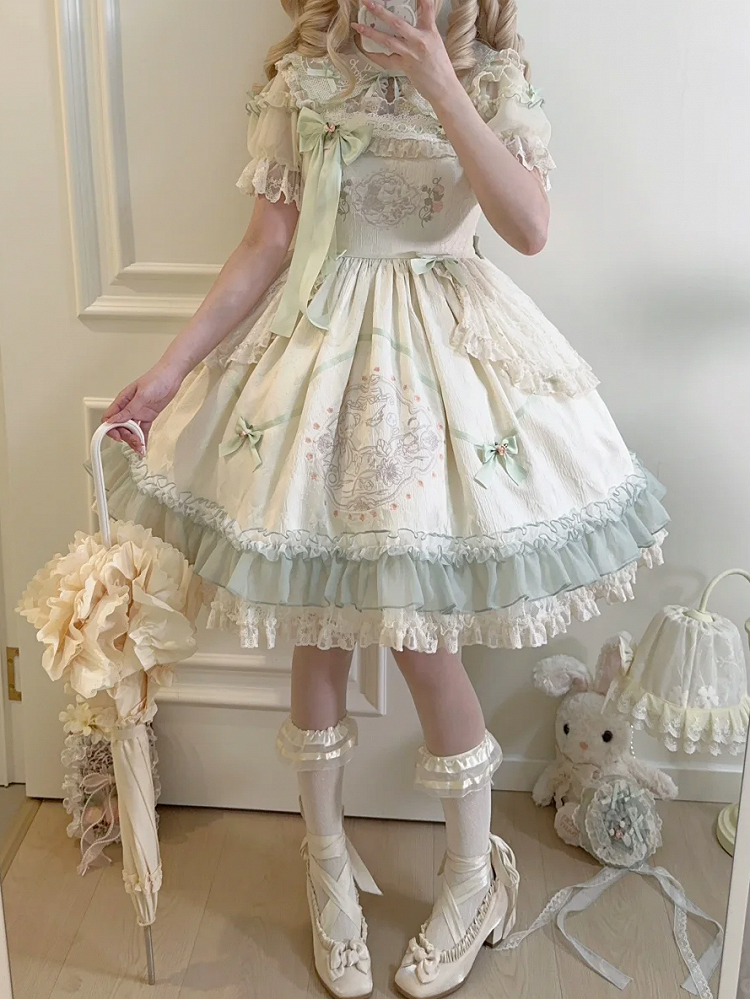 ショートトリムスリーブ、クロップド丈、刺繍入りカラー、グリーントップ、スカロップ