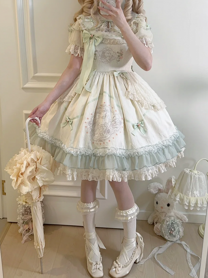 ショートトリムスリーブ、クロップド丈、刺繍入りカラー、グリーントップ、スカロップ