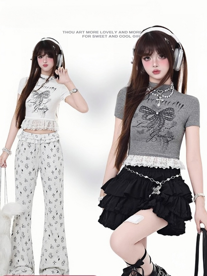リボンプリントのグラマラスなクロップドネックとレースヘムのTシャツ グレー/ホワイト モック