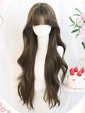 Perücke mit 65–70 cm gewelltem, luftbraunem, langem Pony
