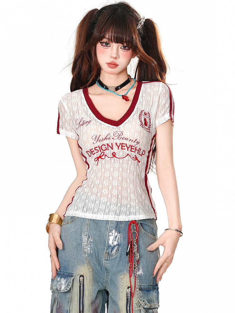 Halbtransparentes Spitzentop mit V-Ausschnitt und weißer Buchstabenstickerei