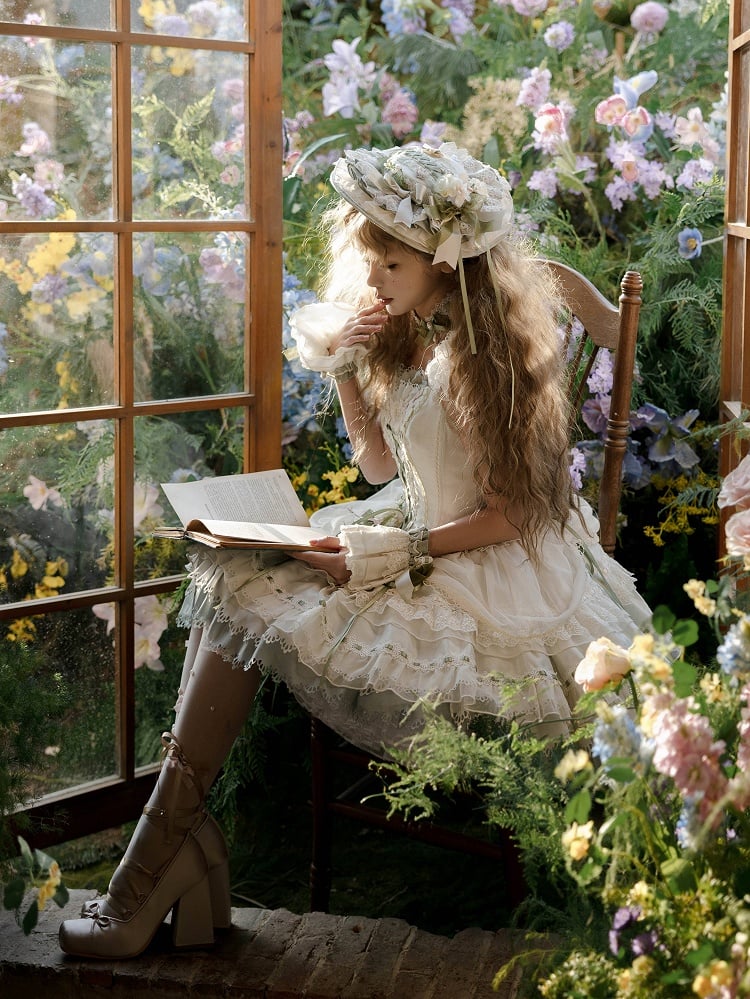 Hut mit Blumenmuster und grüner Schleife