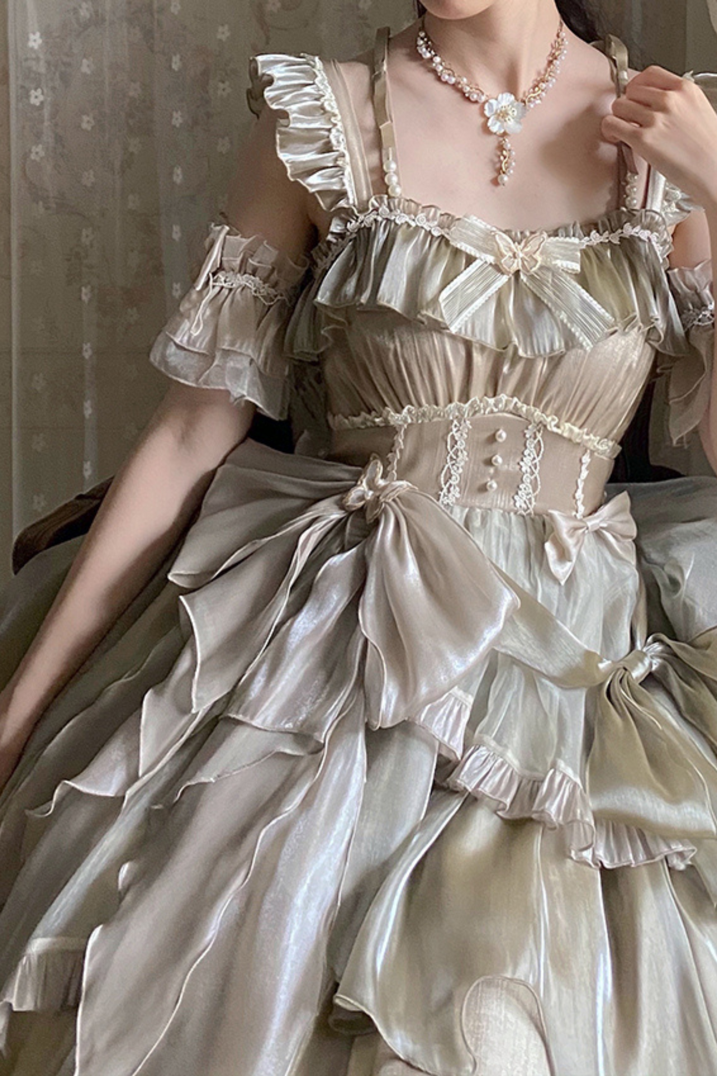 Kleid mit fliegenden großen Lolita-Ärmeln