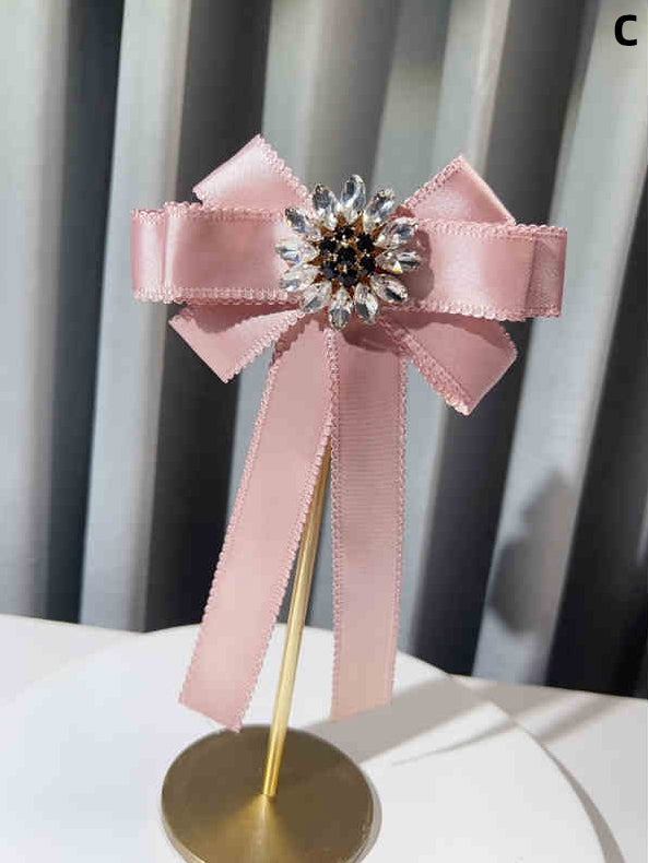 Fliege-Brosche mit Blumenmuster und Strasssteinen