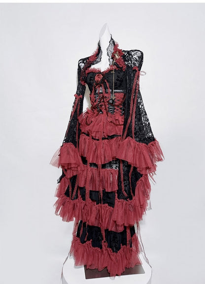 Schwarz-rotes Gothic-Set – Cami-Top + Spitzen-Bolero mit Glockenärmeln + Stufenrock mit Perlenkette und Schnürdetail