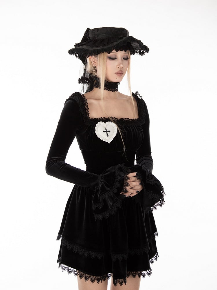 Gothic-Kleid aus schwarzem Samt mit schulterfreiem Ausschnitt und Glockenärmeln