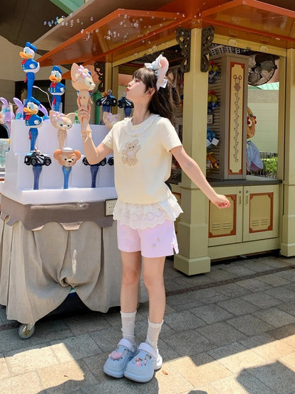 Aprikosenfarbenes T-Shirt mit Spitzenbesatz und Plüschbär-Applikation am Ausschnitt