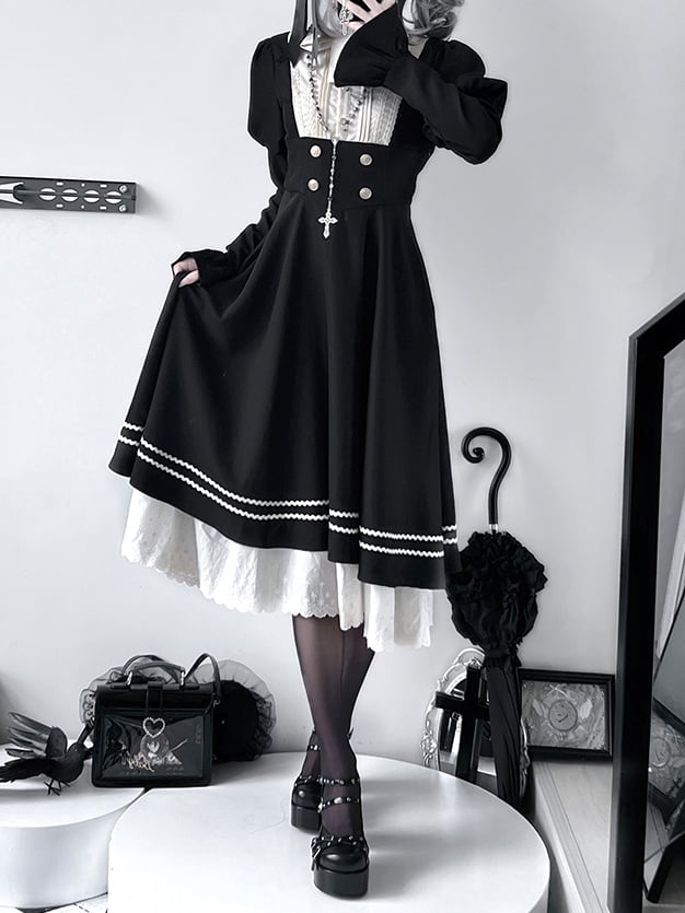 Schwarzes Nonnenkleid mit Rüschenbesatz und langen Ärmeln