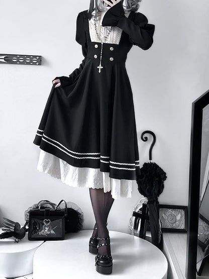 Schwarzes Nonnenkleid mit Rüschenbesatz und langen Ärmeln