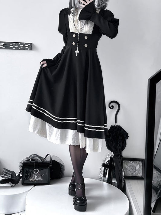 Schwarzes Nonnenkleid mit Rüschenbesatz und langen Ärmeln