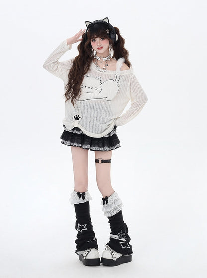 Beiges, halbtransparentes Top mit asymmetrischem Ausschnitt und Katzen-Applikation