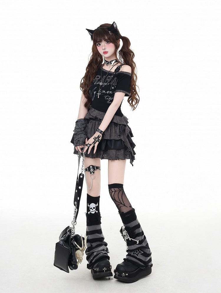 ブラックのアシンメトリーネックラインとバックルヘムストラップ、ダメージ加工の穴グラフィックTシャツ