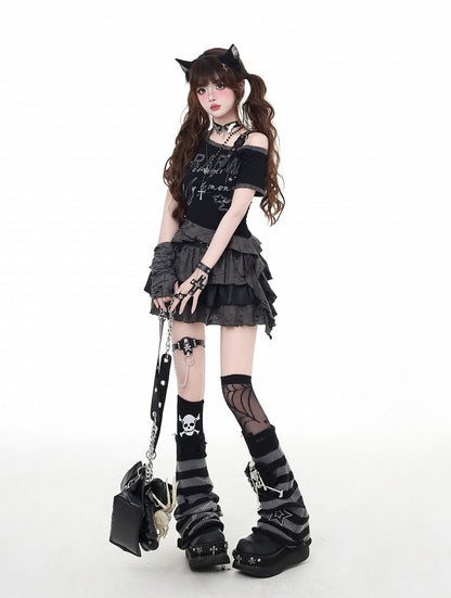 ブラックのアシンメトリーネックラインとバックルヘムストラップ、ダメージ加工の穴グラフィックTシャツ