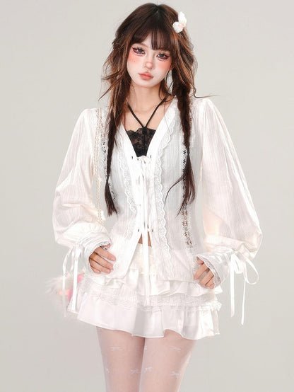 Weiße Spitzenbluse mit Schnürleiste und V-Ausschnitt und Ballonärmeln