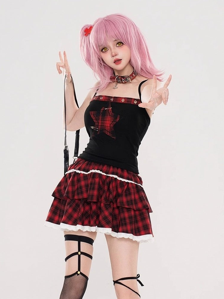 Mit Stufen-Minirock in Weiß und Rot, Besatz aus karierter Spitze in Schwarz