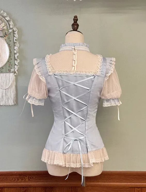 フリル付き取り外し可能なネックラインスリーブ、シャツ付きブルーショートパンツ