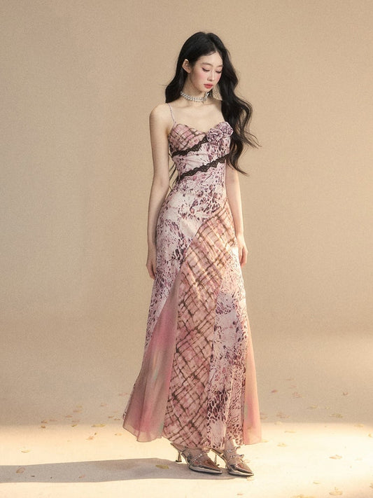 Glamorous – Trägerkleid mit Spitzen-Blumenmuster und rosa Leopardenbesatz