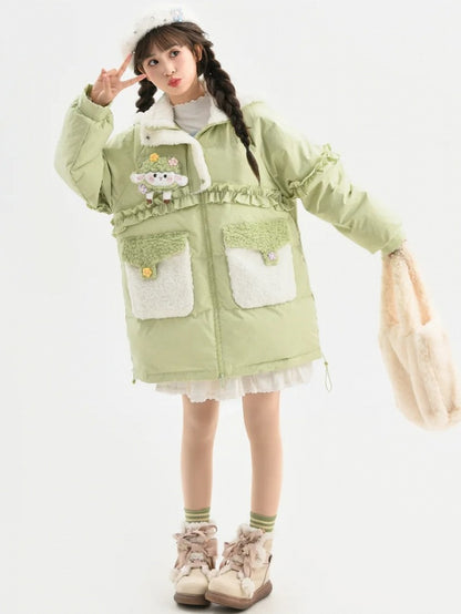 Grüner süßer Daunenmantel mit Kapuze und Rüschenbesatz
