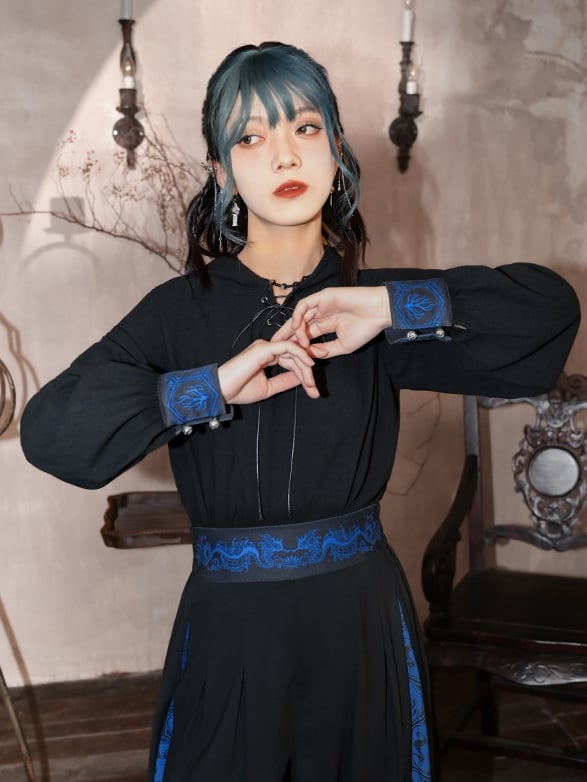 Detail am Schnür-Kapuzenpullover in Schwarz und Blau mit Front