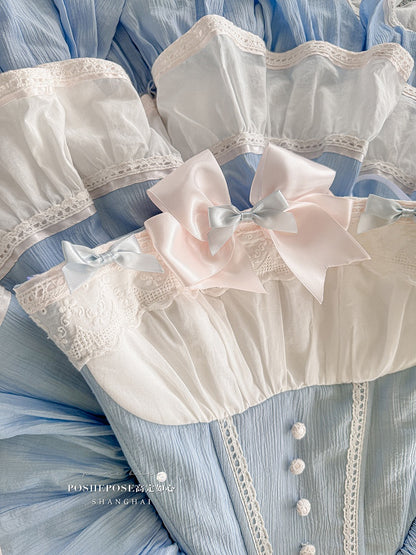 ブルーとピンクのスイートメイドエプロン＋バスクウエストティアードフリルヘムストラップレスパフィードレス