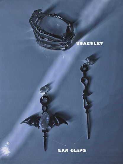 クロースケルトンゴシック/クリップシルバーブレスレット耳