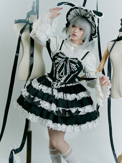 Weiße Lolita-Bluse mit Rüschenausschnitt, gestuftem Spitzenbesatz und Glockenärmeln