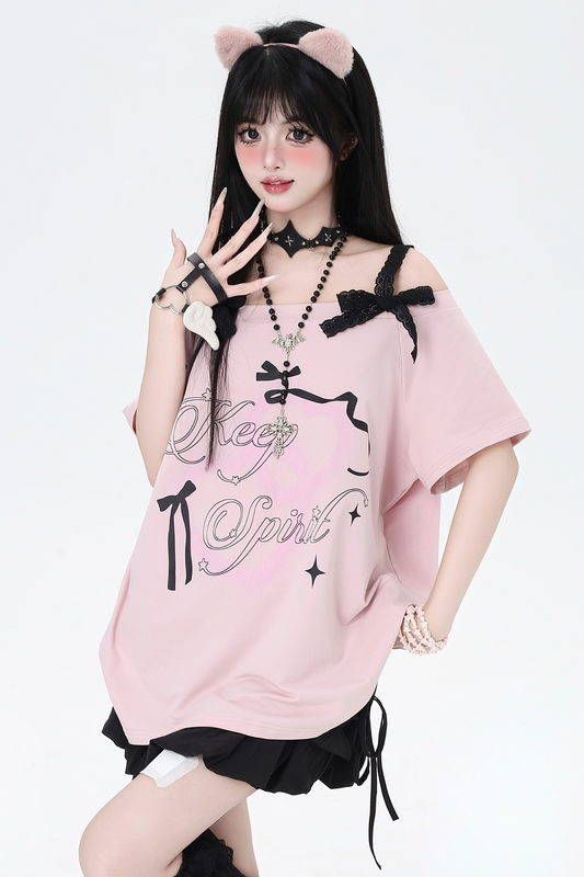 Süßes Top mit einer Schleife an der Schulter