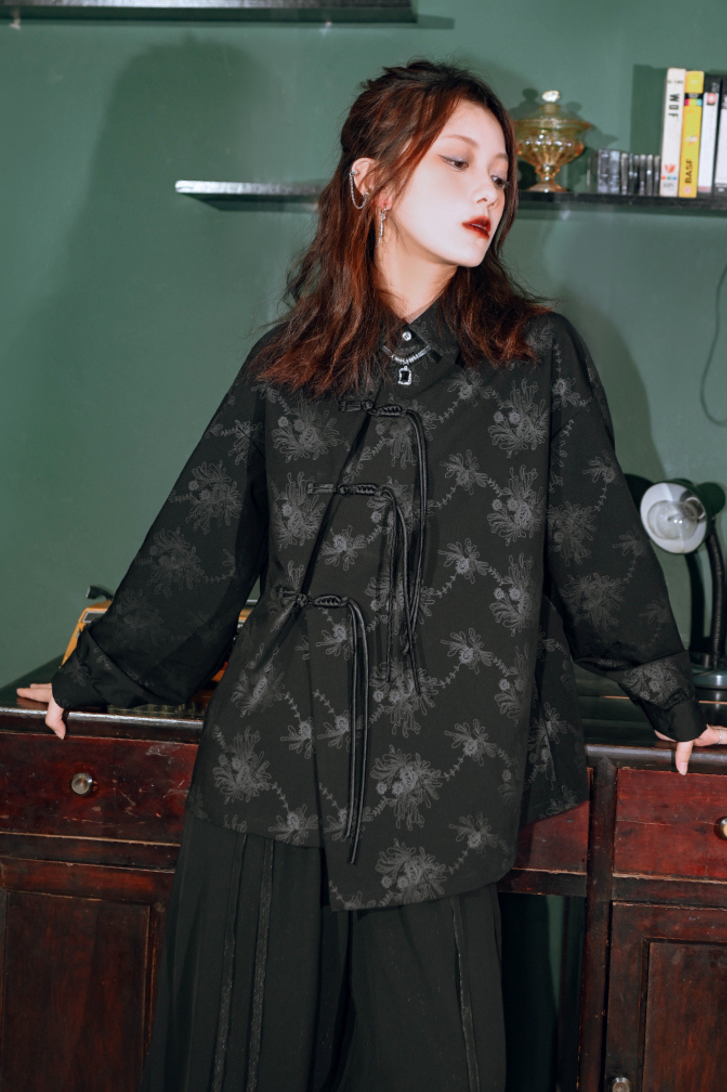 レトロなブラウスのタッセルデザイン